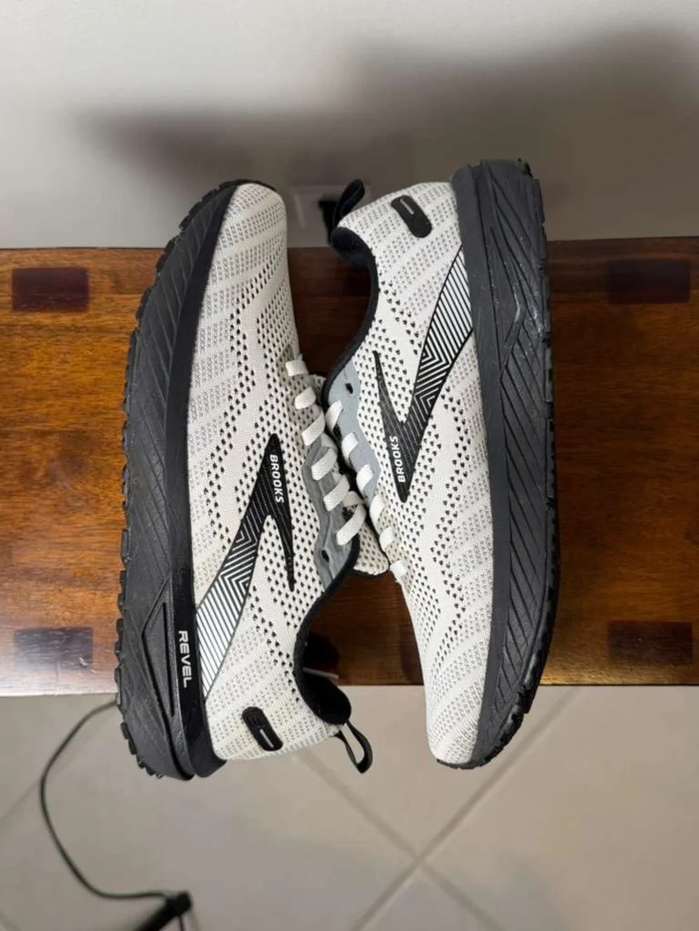 Brooks Revel 6 Women’s Size 8.5 White Black Running Shoes Excellent Condition
